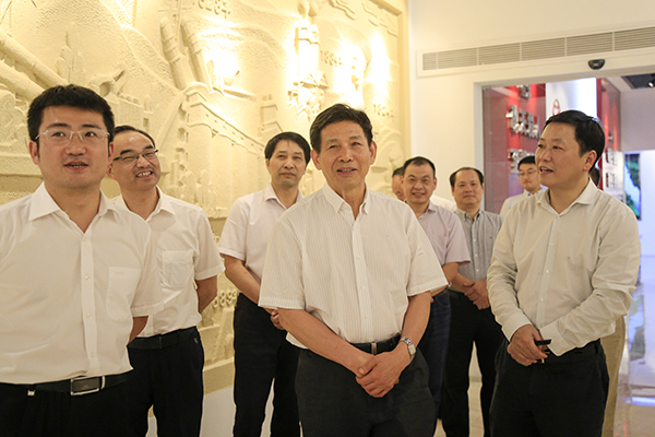 2017年9月，中國建筑材料聯(lián)合會會長喬龍德（中）來集團調(diào)研，充分肯定集團在創(chuàng)新驅(qū)動、綠色發(fā)展、“一帶一路”等方面取得的成績